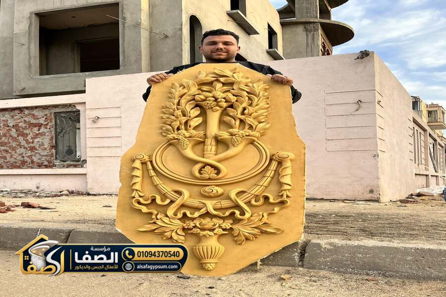 تجهيز ورفع عناصر GRP وتحديد مواقعها قبل التثبيت على واجهة المبنى في القاهرة