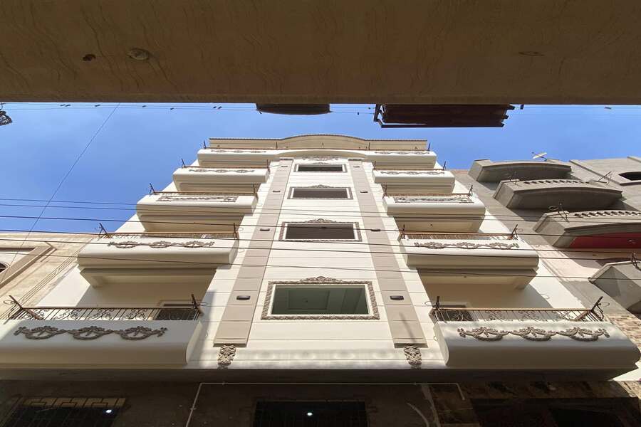 تنفيذ بروزات وتفاصيل الجبس في واجهات الفلل بالقاهرة