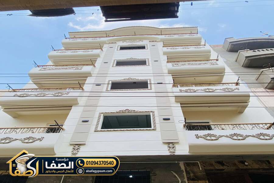زخارف وحليات جبسية حول نوافذ الواجهات الخارجية