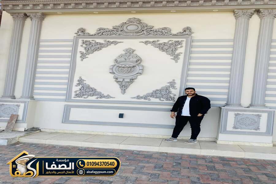 تفاصيل تيجان الأعمدة والزخارف الجبسية للواجهات