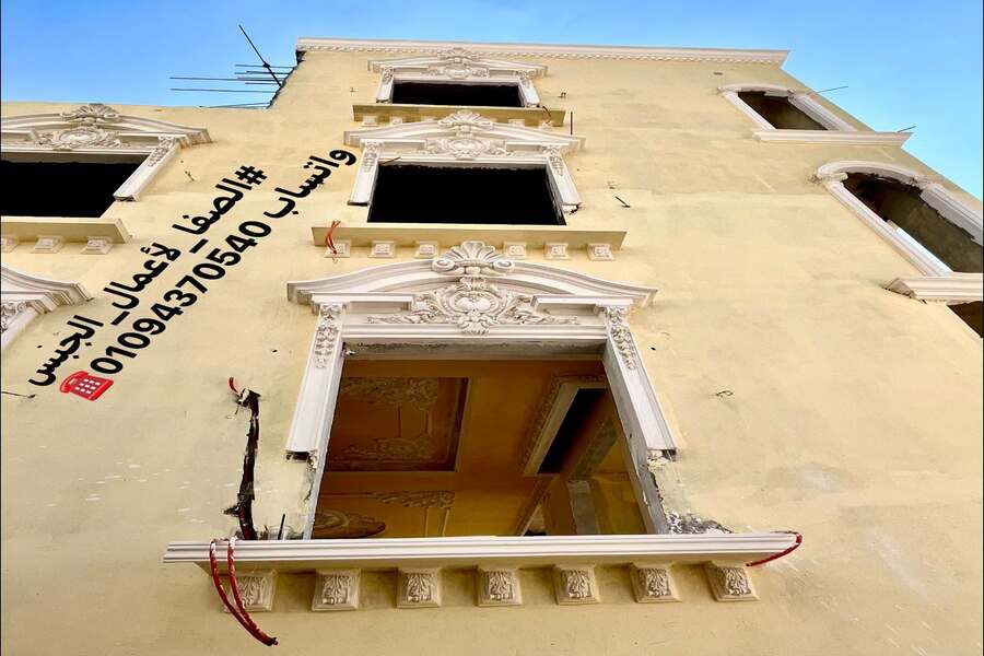 تنفيذ كرانيش واعمدة وتيجان الجبس في واجهات الفلل بالقاهرة