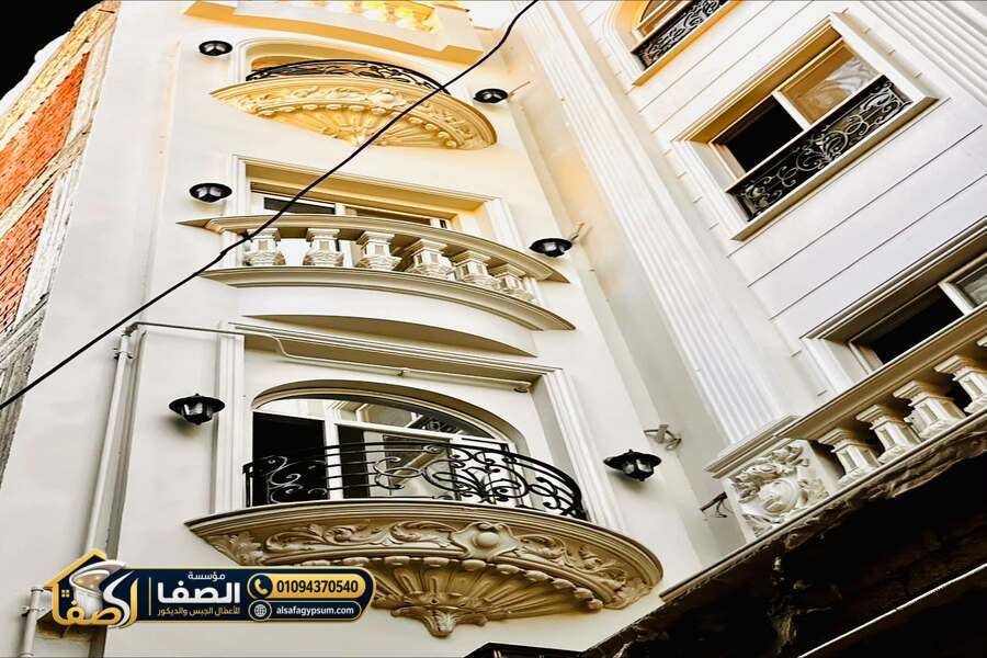 تنفيذ زخارف الجبس البلدي حول النوافذ في واجهات القاهرة