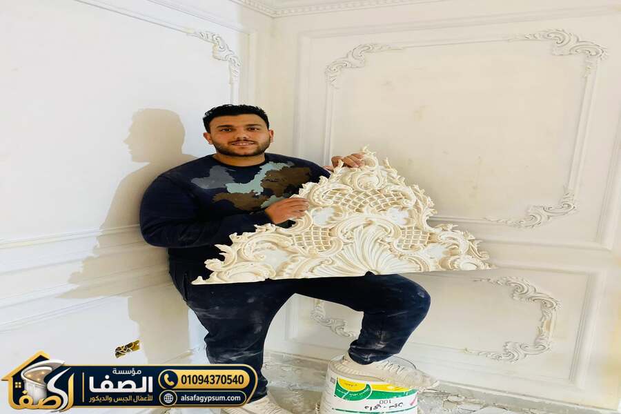 تنفيذ حليات واطارات الجبس البلدي على حوائط القاهرة